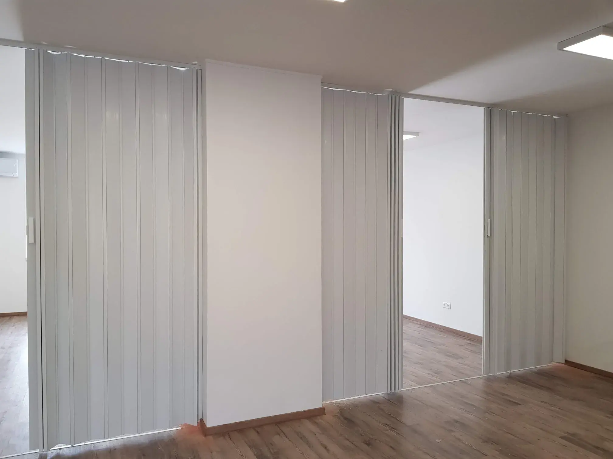 Harmonika ajtó – 28